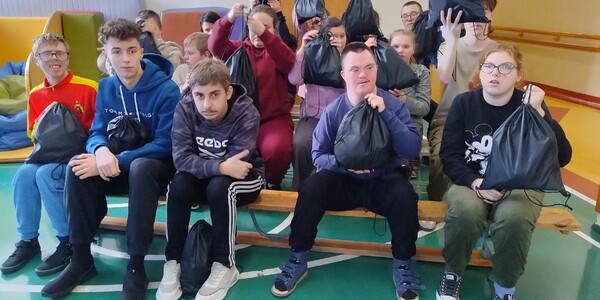 Uczniowie z plecakami bezpieczeństwa