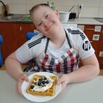 Uczeń trzyma talerz z gofrem