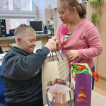 Koleżanka składa życzenia.