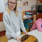 Uczennica prezentuje swoje gofry