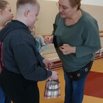 Uczeń częstuje cukierkami nauczycielkę
