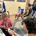 Uczennica przygotowuje herbatę
