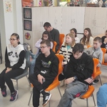 Grupa uczniów uczestnicząca w spotkaniu edukacyjnym