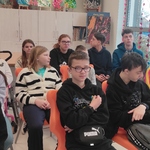 Grupa uczniów w trakcie spotkania edukacyjnego