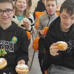 Uczniowie z pączkami w rękach