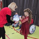 Pani Dyrektor wręcz dyplom uczennicy