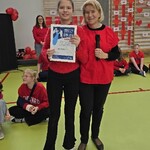 Pani Dyrektor i uczennica z dyplomem