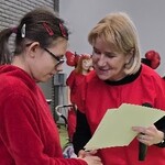 Pani Dyrektor wręcz dyplom uczennicy