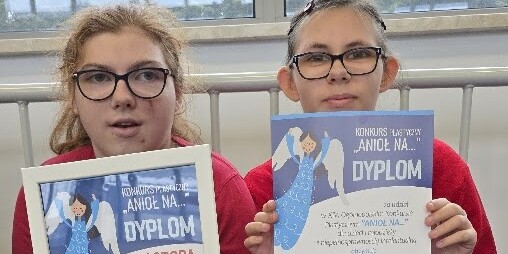 Uczennice z dyplomami