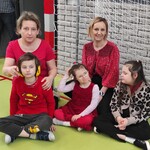 Nauczycielka, opiekunka i trójka uczniów