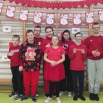 Grupa uczniów na tle dekoracji walentynkowej
