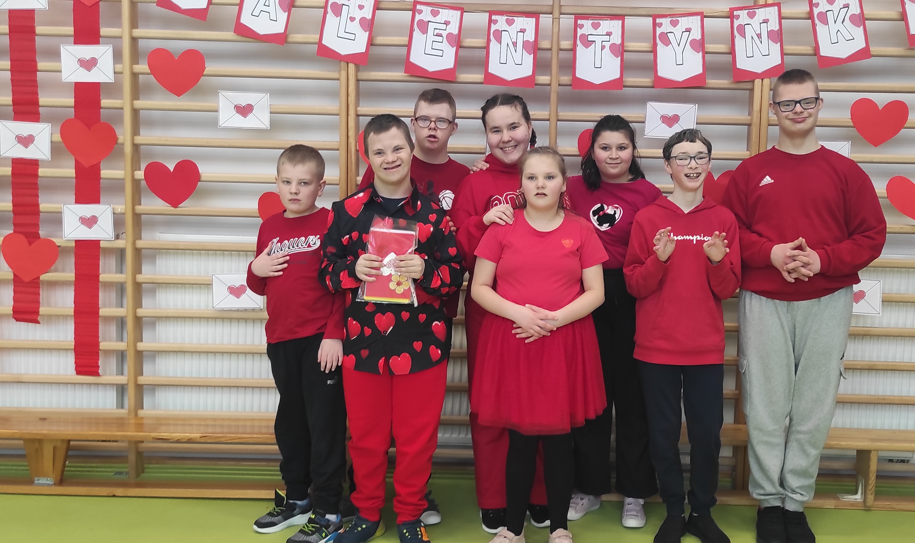Grupa uczniów na tle dekoracji walentynkowej