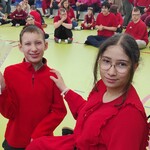 Uczennica i uczeń w czerwonych ubraniach