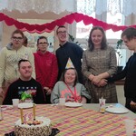 Nauczycielka, solenizant i grupa uczniów