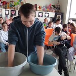 Uczeń w trakcie doświadczenia z ciepła i zimną wodą