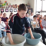 Uczeń w trakcie doświadczenia z ciepła i zimną wodą