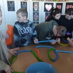 Uczniowie w trakcie budowania systemu ciepłowniczego