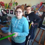 Uczniowie w trakcie przeprowadzania doświadczenia