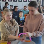 Uczennice w trakcie doświadczenia z wymiennikiem ciepła