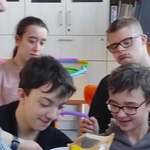 Uczniowie w trakcie przeprowadzania doświadczenia