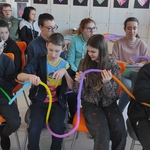Uczniowie w trakcie przeprowadzania doświadczenia