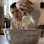 Uczeń wsypuje składniki spożywcze do miski