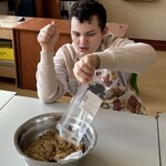 Uczeń wsypuje składniki spożywcze do miski