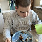 Uczeń je upieczone ciasto