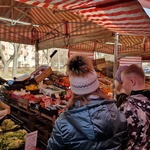 Uczniowie na zakupach na ryneczku