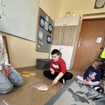 Uczeń dobiera emotikonę do zdjęcia z emocją