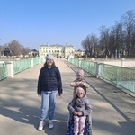Uczennice na tle Pałacu Branickich