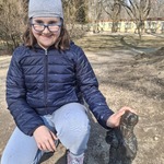 Uczennica pozuje do zdjęcia z figurką misia