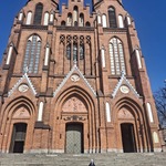 Uczennice przed kościołem