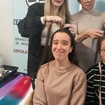 Uczennica ma robioną stylizację włosów