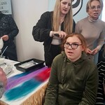 Uczennica ma robioną stylizację włosów