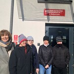 Uczniowie wraz z nauczycielkami na tle Centrum Kształcenia Zawodowego