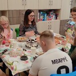 Społeczność klasowa przy urodzinowym stole Mrysi