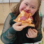 Solenizantka je pizzę