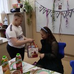 Kolega składa życzenia Marysi