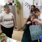 Kolega składa życzenia solenizattce