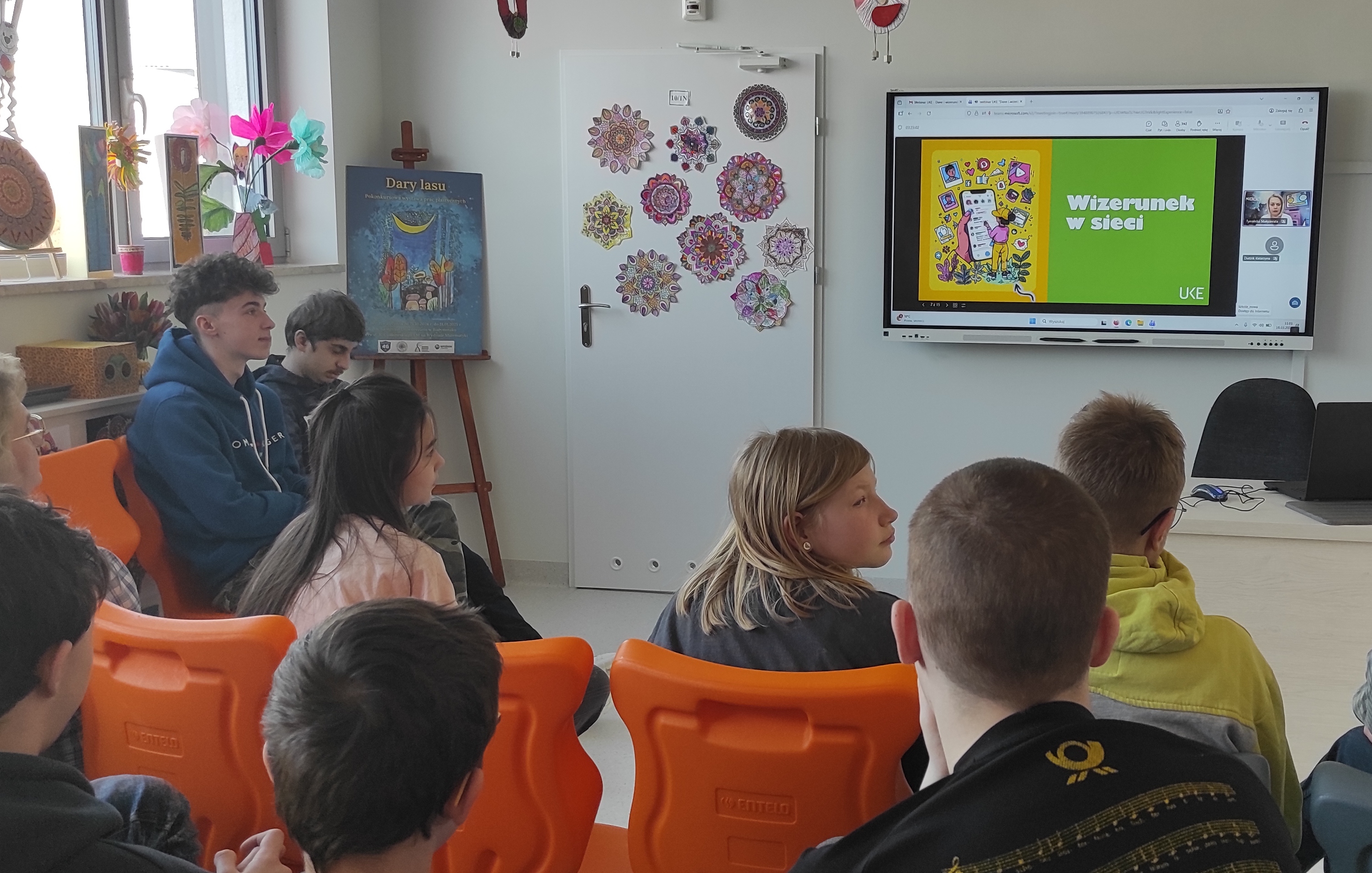 Uczniowie biorący udział w webinarze