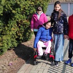 Uczniowie pozują do wspólnego zdjęcja