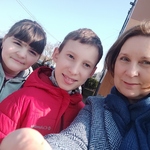Nauczycielka i dwójka uczniów