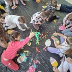 Dzieci w trakcie pracy warsztatowej