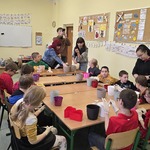 Uczniowie w trakcie warsztatów sadzenia kwiatów