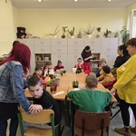 Uczniowie w trakcie warsztatów sadzenia kwiatów