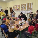 Uczniowie w trakcie warsztatów sadzenia kwiatów