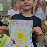 Uczennica prezentuje wykonaną przez siebie skarpetkę