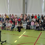 Społeczność szkolna zebrana na sali gimnastycznej