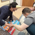 Uczeń czyta zdania obrazkowe